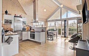 Kjøleskap, kokeplater, oppvaskmaskin og kaffetrakter/tekoker