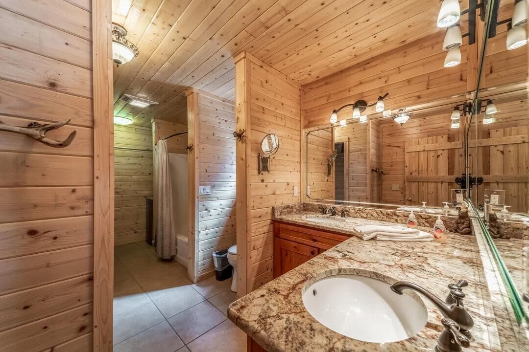Towels, soap, shampoo, toilet paper