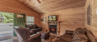 Casual Comforts with hot tub and Pet Friendly!