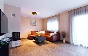 Smart TV, fireplace, table tennis