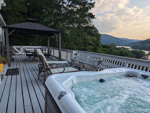 The Blue Ridge Bungalow- 3BR 2BA, hot tub with panoramic views, dog-friendly.