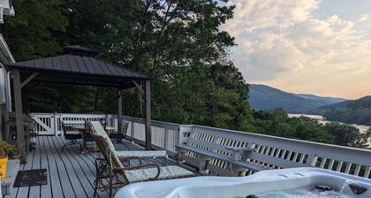The Blue Ridge Bungalow- 3BR 2BA, hot tub with panoramic views, dog-friendly.