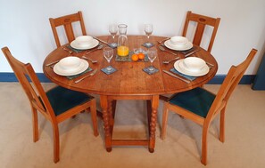 Apartment | Dining - Charming 2-bed Apartment in Bournemouth (Bournemouth)