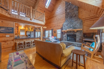 The Great Escape - Cabin with shared pool access and Goshorn Lake access