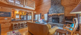 The Great Escape - Cabin with shared pool access and Goshorn Lake access