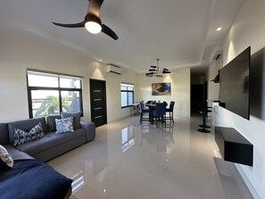 Smart TV, stereo - Luxury 2 bedroom bungalow with pool & gym in Ocho Rios, with WiFi and AC (Ocho Rios)