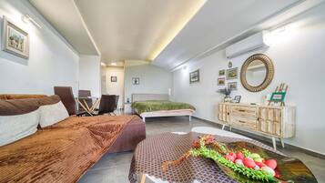 Studio, 1 Bedroom, Balcony, Garden View