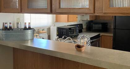 Cozy 2-bedroom mobile home with WiFi, Mins from Auburn University.