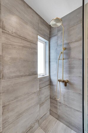 Shower, hair dryer, towels, soap - FIFA Perfect 13 KM | Samadhi: Pool, Near Beach,Work Space (Miami Shores)