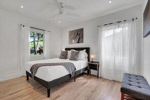 3 habitaciones, escritorio y tabla de planchar con plancha