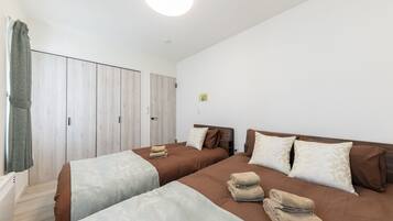 Apartemen | 3 kamar tidur, meja kerja, tirai kedap cahaya, dan setrika/meja setrika