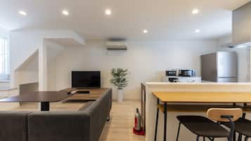 Apartment | Living area | Flat-screen TV