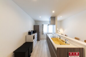 Apartment | Private kitchen | Full-size fridge, microwave, stovetop, toaster - The Onyx Tomakomai (Tomakomai)