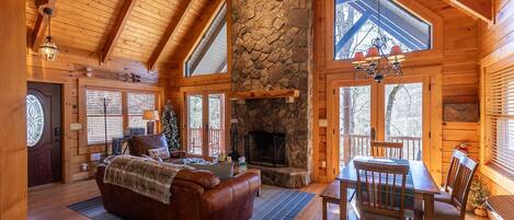 Een televisie, een open haard en tafelvoetbal