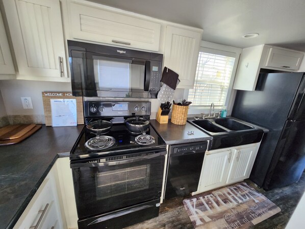 Geladeira, micro-ondas, fogão, cooktop