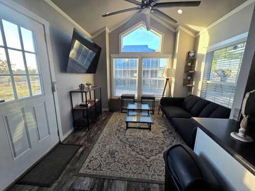 Cozy Timy house 1-bedroom, 2-loft cabin in with full bath and kitchen on a farm!