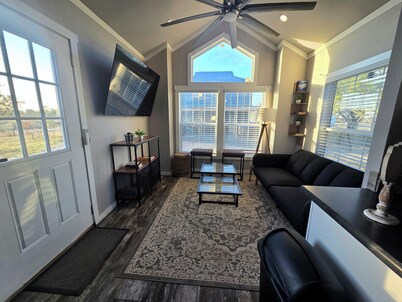 Cozy Timy house 1-bedroom, 2-loft cabin in with full bath and kitchen on a farm!