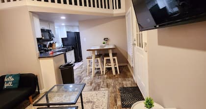 Cozy Timy house 1-bedroom, 2-loft cabin in with full bath and kitchen on a farm!