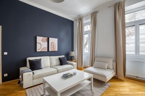 TV, stereo - Divine Leopoldstadt 2BR w/ Elevator, Fully Furnished, by Blueground (Vienna)