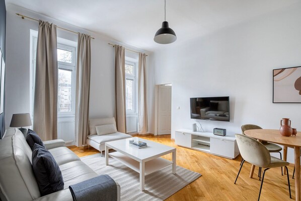 TV, stereo - Divine Leopoldstadt 2BR w/ Elevator, Fully Furnished, by Blueground (Vienna)