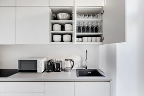 Fridge, microwave, oven, stovetop - Exquisite Leopoldstadt 2BR, Furnished w/ Full Kitchen, by Blueground (Vienna)