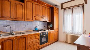 Frigorifero, microonde, forno, lavastoviglie