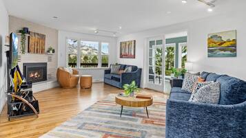 TV connectée, cheminée, baby-foot, chaßne hi-fi