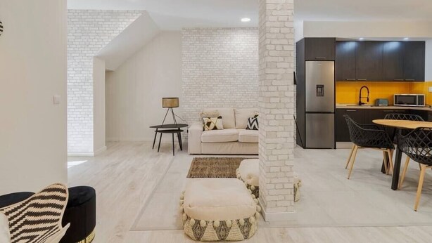 A modern apartment with a living room, kitchen, and dining area. - Garrett Premium Setúbal (Setúbal)