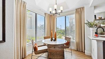 Tetera eléctrica, tostadora, congelador y máquina de hielo