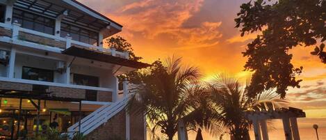 Vista frontal de la propiedad