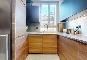 Een koelkast, een magnetron, een oven, een kookplaat