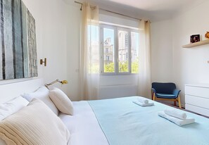 3 bedrooms, desk, iron/ironing board, travel crib - Signature Eiffel Tower (Paris)