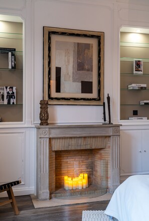 3 slaapkamers, een bureau, een strijkplank/strijkijzer, reisbedje