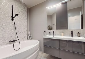 Jetted tub, hair dryer, towels, soap - Signature Eiffel Tower (Paris)