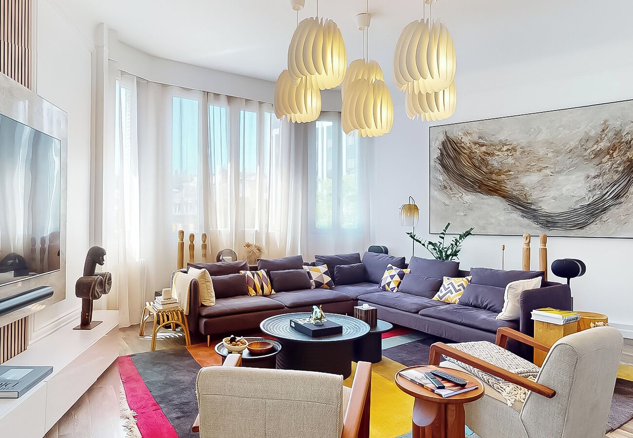 Smart TV, fireplace, DVD player, books