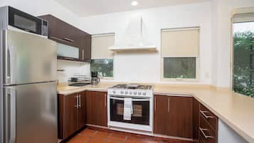 Microwave, oven, coffee/tea maker, blender
