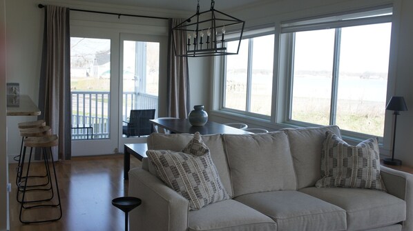 TV, offices - Beautiful lakeside view of Buckeye Lake! 5 minutes from all popular amenities. (Thornville)