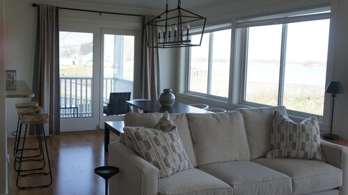 Beautiful lakeside view of Buckeye Lake! 5 minutes from all popular amenities.