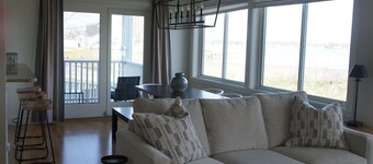 Beautiful lakeside view of Buckeye Lake! 5 minutes from all popular amenities.