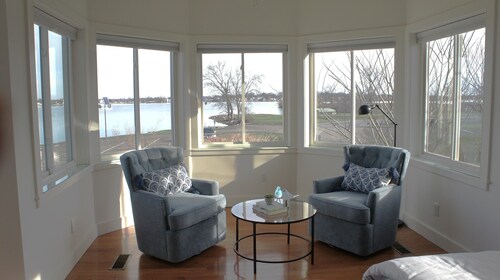 Beautiful lakeside view of Buckeye Lake! 5 minutes from all popular amenities.