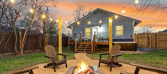 The Historic Blue Bungalow / Hot Tub / 5 min to Magnolia