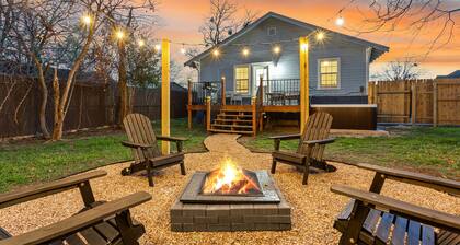 The Historic Blue Bungalow / Hot Tub / 5 min to Magnolia