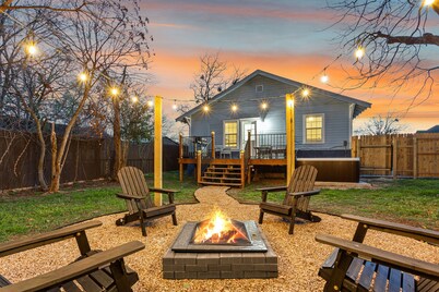 The Historic Blue Bungalow / Hot Tub / 5 min to Magnolia