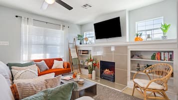 Smart TV, fireplace