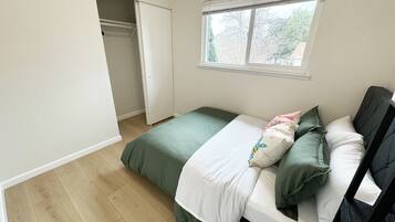 4 bedrooms, iron/ironing board, WiFi, bed sheets