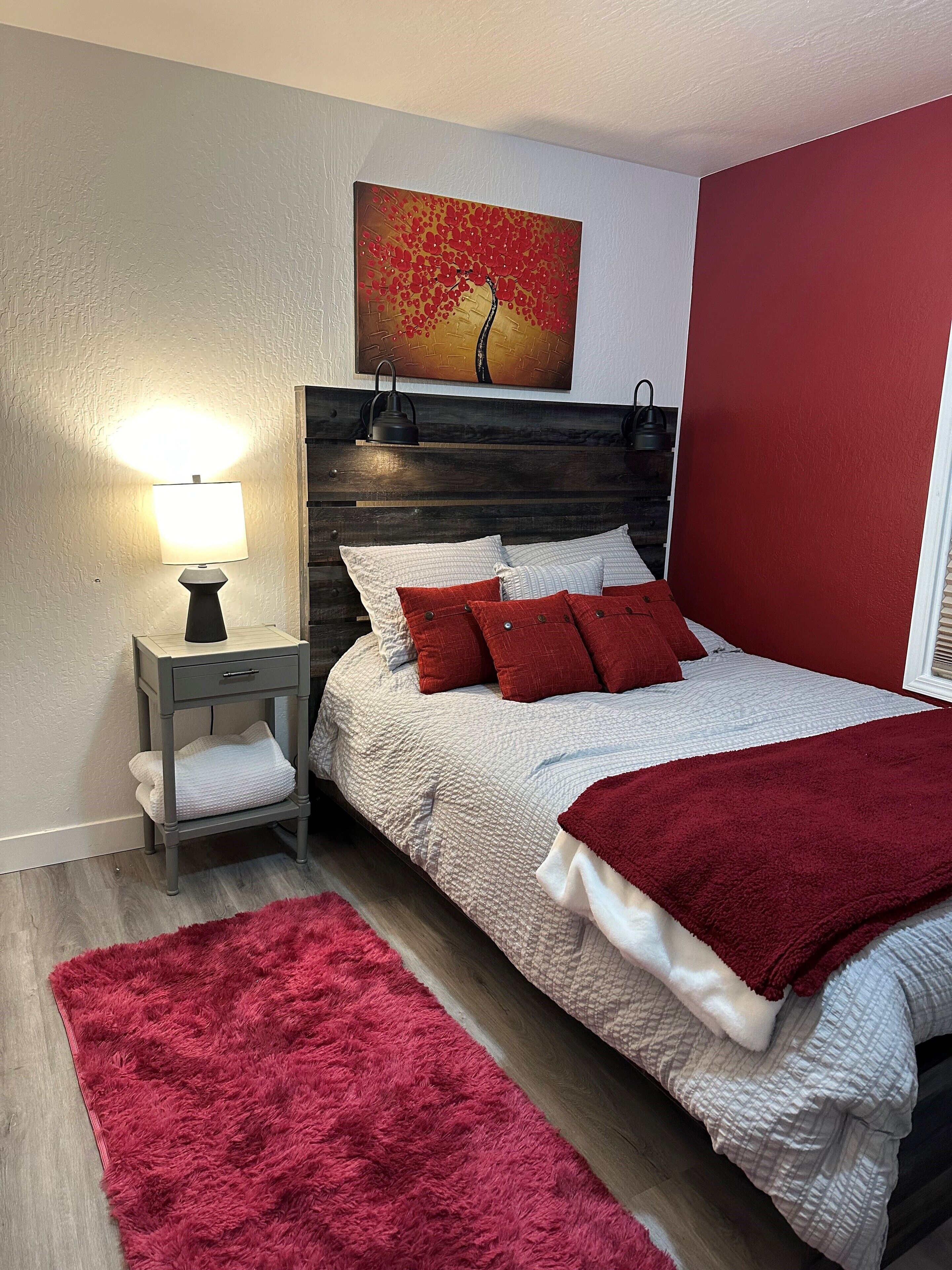 Cozy and Pet Friendly "Movie House" in Reno with RV parking