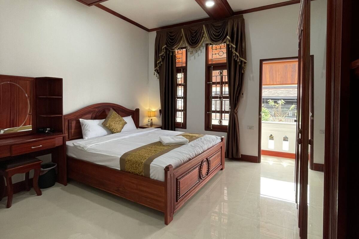 Deluxe Room, 1 Katil Raja (King), Balcony | Meja, Wi-fi percuma, cadar katil 