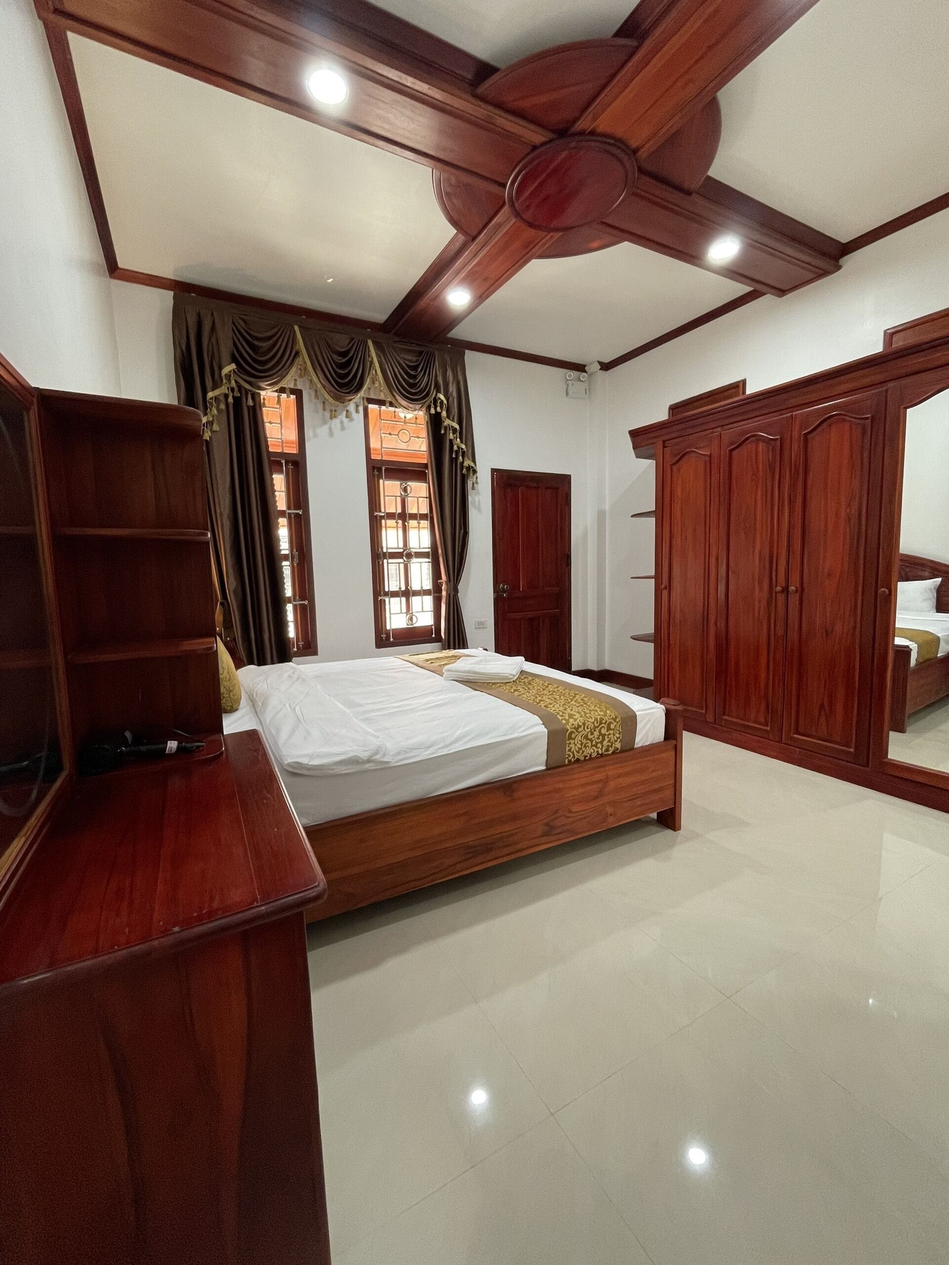 Deluxe Room, 1 King Bed, Balcony | Desk, free WiFi, bed sheets