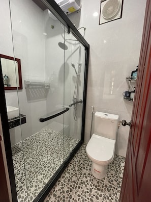 Superior Double Room, 1 Queen Bed | Bathroom | Shower, rainfall showerhead, free toiletries, hair dryer - PhaiLin Hotel (Luang Prabang)