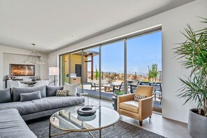 Smart TV, fireplace, books, offices